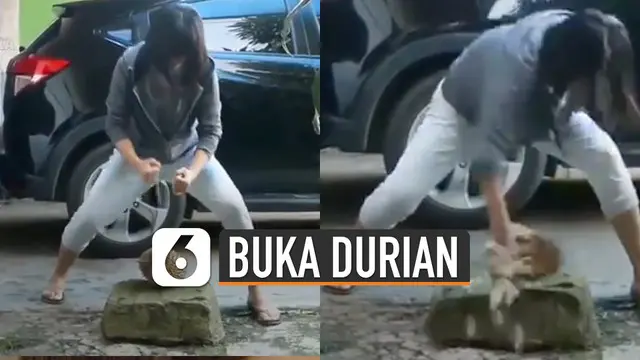 Buah durian memang rajanya buah. Kulitnya berduri tajam dan dagingnya yang tebal memberikan sensasi kepada siapapun yang menyantapnya. Tetapi ini ada yang unik, wanita membuka durian dengan cara yang berbeda.