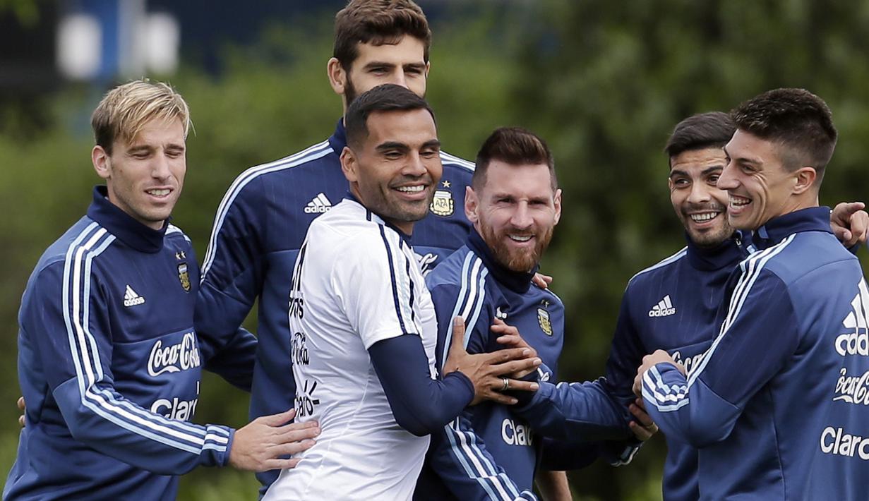 Lionel Messi (tengah) dan rekan-rekannya bercanda saat melakukan sesi latihan jelang laga kualifikasi Piala Dunia 2018 di Ezeiza, Buenos Aires, (3/10/2017).  Argentina akan melawan Peru pada 6 oktober 2017. (AP /Victor R. Caivano)