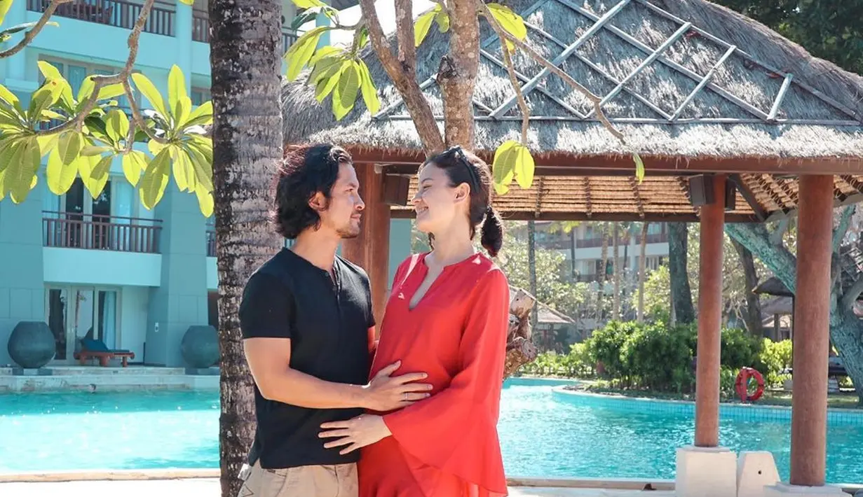 Setelah hampir satu tahun membina rumah tangga dengan Edward Akbar, Kimberly Ryder kini diketahui tengah berbadan dua. Kabar bahagia itu dibagikan melalui instagramnya. (instagram/kimbrlyryder)