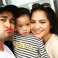 Raffi Ahmad, Rafathar Malik Ahmad, dan Nagita Slavina (raffinagita1717)