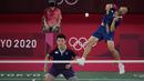 Permainan dikuasai Lee/Wang. Tempo cepat yang mereka peragakan tak mampu diimbangi oleh pasangan Indonesia. Smash keras menghujam ke sudut kanan dari pasangan Chinese Taipei mengakhiri gim pertama dengan skor 21-11. (Foto: AP/Dita Alangkara)