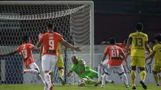 Duel baru berjalan empat menit, Persija Jakarta hampir mencetak gol namun dapat diamankan oleh kiper Barito Putera Aditya Harlan. (Bola.com/Bagaskara Lazuardi)