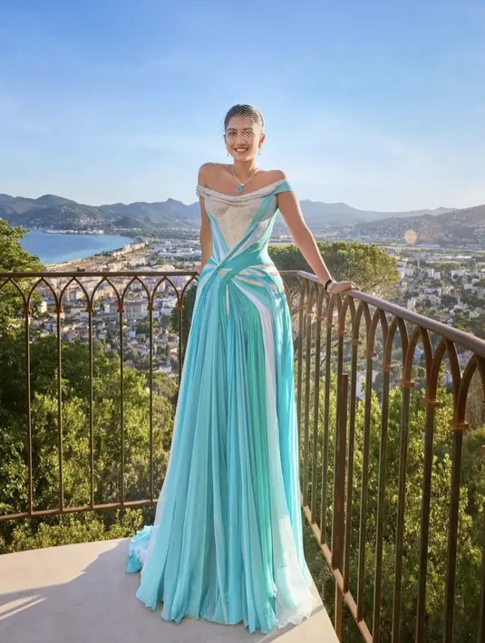 Makeupnya dibuat sederhana sehingga tampilan baju terlihat begitu sempurna. [Foto: Instagram/@shaleenanathani]