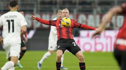 Bek AC Milan, Simon Kjaer berusaha mengontrol bola dengan dadanya saat menghadapi Sassuolo pada laga pekan ke-18 Serie A Liga Italia 2023/2024 di San Siro Stadium, Milan, Sabtu (30/12/2023) malam waktu setempat. (AP Photo/Antonio Calanni)