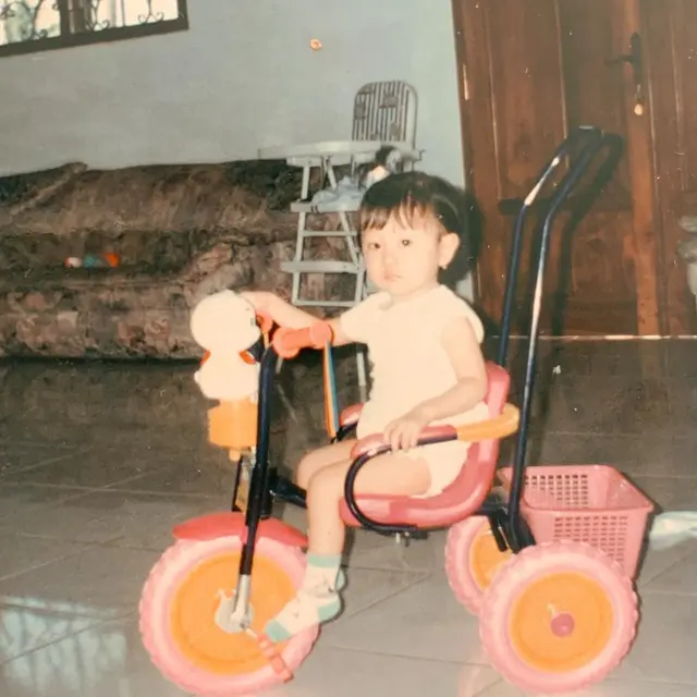 Blasteran Tionghoa – Indonesia, Ini 6 Potret Lawas Masa Kecil Larissa Chou