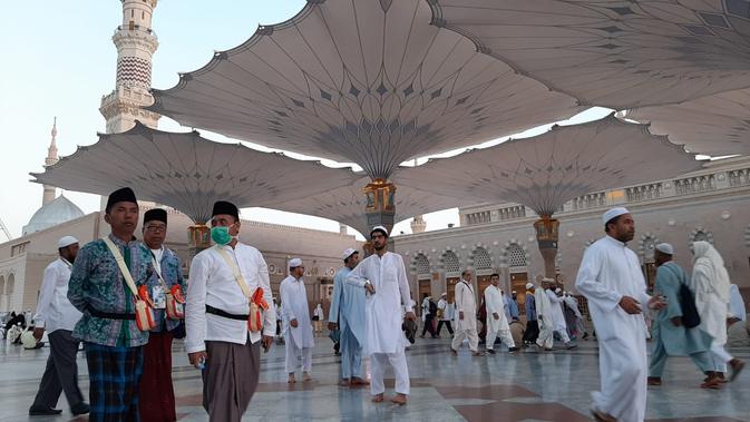 Jemaah haji Indonesia di Masjid Nabawi, Madinah usai melaksanakan sholat subuh. Foto: Darmawan/MCH