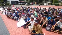 Ratusan petani karet menggelar baca Surat Yaasin bersama di depan kantor Pemkab Muara Enim (Liputan6.com / Nefri Inge)