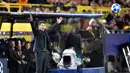 Pelatih Atletico Madrid, Diego Simeone menginstruksikan pemainya saat melawan Borussia Dortmund selama pertandingan grup A Liga Champions di stadion BVB di Dortmund, Jerman (24/10). Dortmund menang 4-0 atas Atletico. (AP Photo/Martin Meissner)