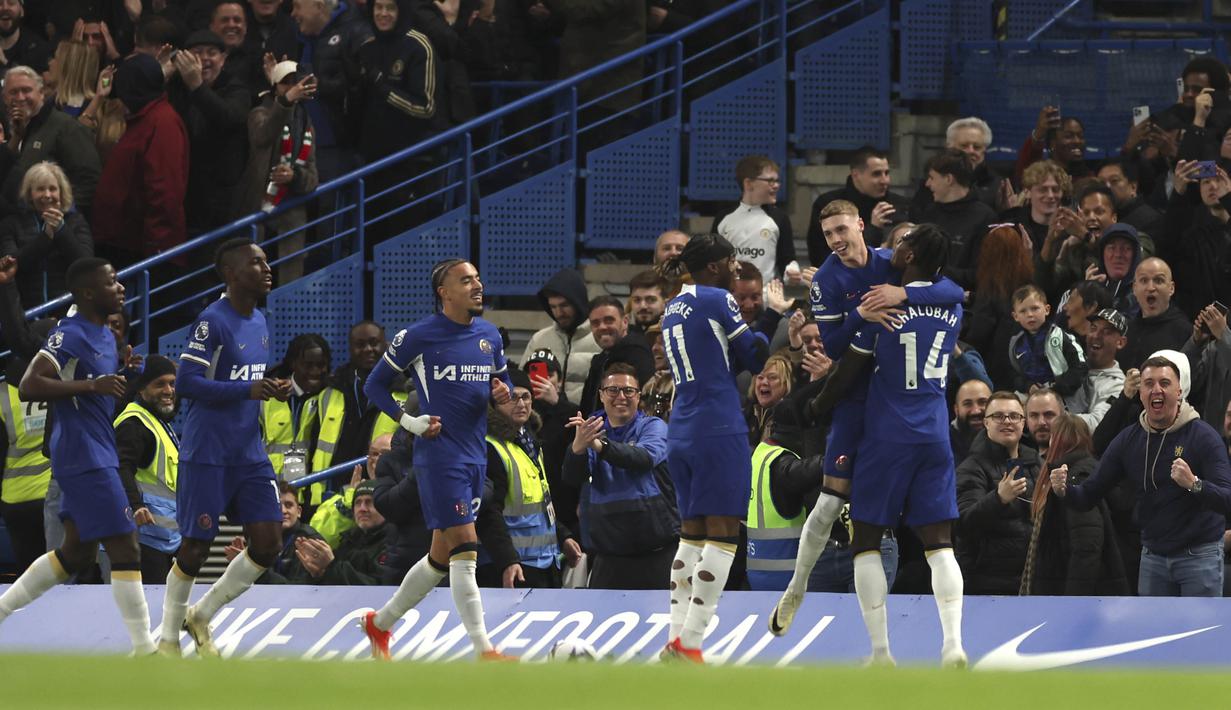 Para pemain Chelsea merayakan gol yang dicetak oleh Cole Palmer ke gawang Everton pada laga pekan ke-33 Liga Inggris di Stadion Stamford Bridge, Selasa (16/4/2024). Kemenangan ini penting bagi Chelsea untuk terus mencoba memperbaiki posisi di klasemen Liga Inggris sementara. (AP Photo/Ian Walton)