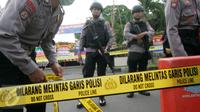 Garis polisi terpasang di lokasi bom bunuh diri di Mapolresta Solo, Jawa Tengah, Selasa (5/7). Garis polisi itu dipasang mulai dari sisi barat jalan Adi Sucipto menuju sisi timur Jalan KS Tubun. (Liputan6.com/Boy Harjanto)
