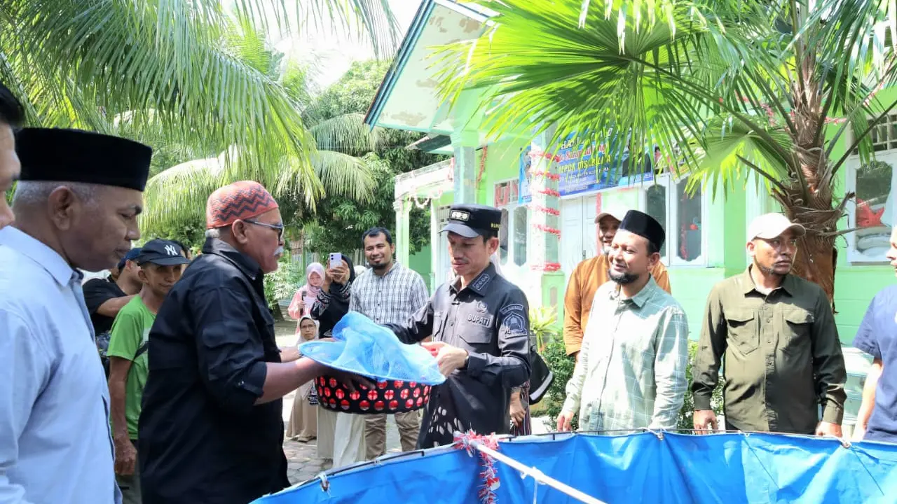 Bupati Aceh Barat Tarmizi saat menghadiri panen perdana budidaya ikan lele kelompok disabilitas di Kantor Dinas Sosial Aceh Barat. (Istimewa)