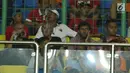 Pelatih Timnas Indonesia, Luis Milla Aspas (kedua kanan) menyaksikan laga Persija melawan Bali United di lanjutan Liga 1 Indonesia di Stadion Patriot Candrabhaga, Minggu (21/5). Laga kedua tim berakhir imbang 0-0. (Liputan6.com/Helmi Fithriansyah)