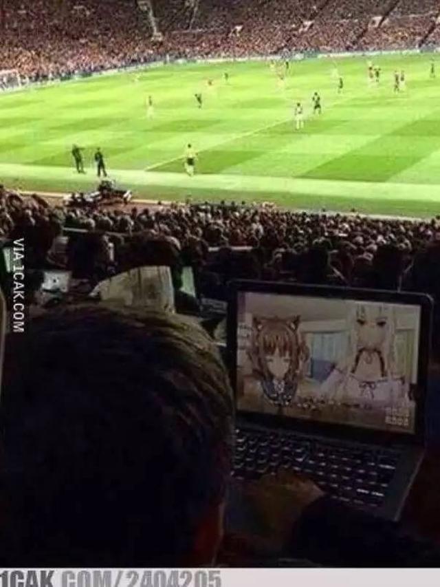 8 Potret Nyeleneh Orang saat Nonton Bola di Stadion Ini Kocak