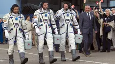 Aidyn Aimbetov dari Kazakhstan , Sergei Volkov dari Rusia dan Andreas Mogensen dari Denmark (kiri – kanan)saat berjalan dengan mengenakan pakaian ruang angkasa di kosmodrom Baikonur, Kazakhstan,Rabu (2/9/2015). (REUTERS/Shamil Zhumatov)