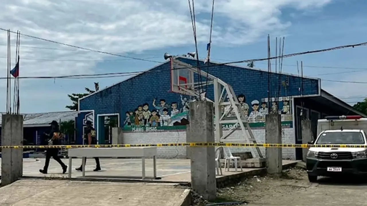 Petugas kepolisian berada di area sekolah setelah insiden penembakan yang menewaskan tiga siswa dan melukai tujuh lainnya di Kota Tacloban, Provinsi Leyte, Filipina, Senin (22/6/2026).