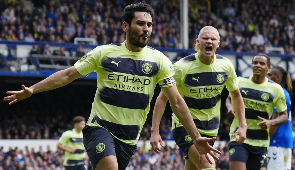 <p>Pemain Manchester City Ilkay Gundogan melakukan selebrasi usai mencetak gol ke gawang Everton pada pertandingan sepak bola Liga Inggris di Stadion Goodison Park, Liverpool, Inggris, Minggu (14/5/2023). (AP Photo/Jon Super)</p>