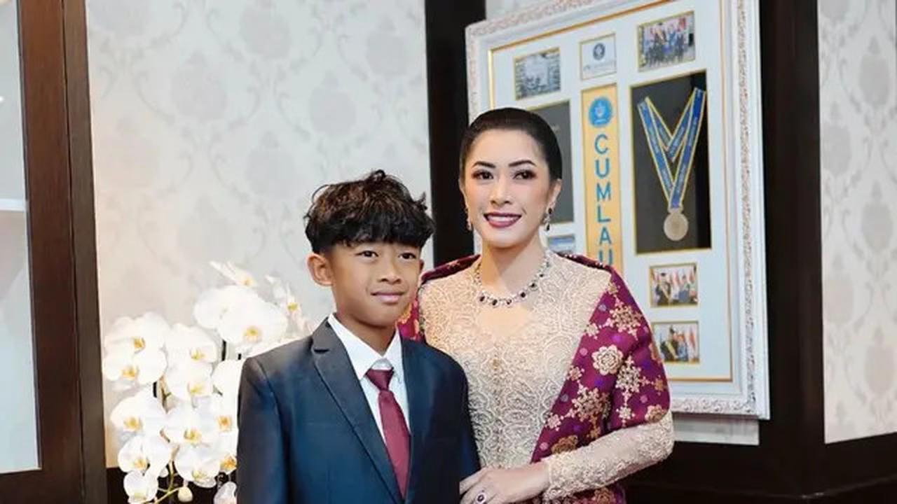 6 Gaya Kontras Kebaya Menantu Susilo Bambang Yudhoyono, Annisa Pohan dan Aliya Rajasa saat Hadir Pelantikan Prabowo-Gibran