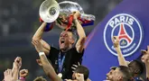 Pelatih PSG, Luis Enrique mengangkat trofi Liga Champions 2024/2025 setelah berhasil mengalahkan Inter Milan dalam laga final yang berlangsung di Allianz Arena, Munchen, Jerman, Minggu (01/06/2025) dini hari WIB. (AP Photo/Luca Bruno)