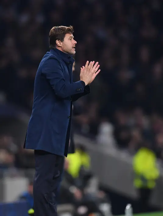 Pelatih Tottenham Hotspur, Mauricio Pochettino menginstruksikan pemainnya saat melawan Red Star Belgrade pada Grup B Liga Champions di Stadion Tottenham Hotspur di London utara, pada 22 Oktober 2019. Pochettino sedang menganggur sebelum dipercaya PSG menggantikan Tuchel. (AFP/Ben Stansall)