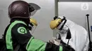 Tim medis mengambil sampel darah pengemudi ojek online saat Rapid Test Drive Thru di Kemenhub, Jakarta, Senin (20/4/2020). Kemenhub menggelar Rapid Test Drive Thru kepada pengemudi angkutan umum seperti taksi dan ojek online guna mencegah penyebaran virus Covid-19. (merdeka.com/Iqbal S. Nugroho)