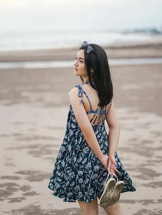 Penyanyi yang memiliki single lagu berjudul Disisiku, saat ini tengah sibuk dalam sebuah sinetron baru. Jelang akhir tahun, ia jadi bintang sinetron Anak Jalanan yang tayang sejak pertengahan bulan Desember 2021 kemarin. (Liputan6.com/IG/@ersyaurel)