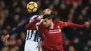 Aksi pemain West Bromwich Albion, Hal Robson-Kanu (kiri) membuang bola dari kejaran pemain Liverpool, Emre Can pada lanjutan Premier League di Anfield, Liverpool, (13/12/2017). Liverpool bermain imbang 0-0. (AFP/Paul Ellis)