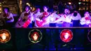 Band Mariachi bermain di kendaraan hias selama parade Hari Sungai Mati di San Antonio, Texas, Amerika Serikat, 29 Oktober 2021. Warga berkumpul untuk merayakan, memperingati, dan mengenang orang-orang terkasih yang telah meninggal untuk Día de los Muertos tahun ini. (Brandon Bell/Getty Images/AFP)