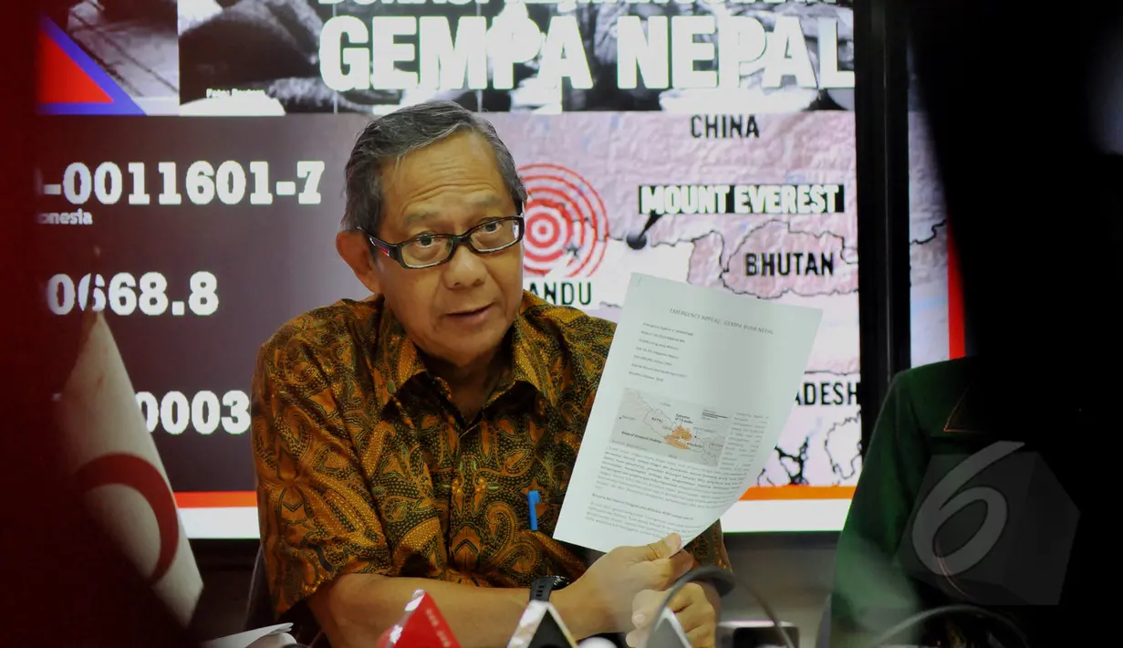 Ketua Pelaksana Harian PMI Pusat, Ginandjar Kartasasmita saat konferensi pers terkait bantuan ke Nepal di Markas PMI Pusat, Jakarta, Senin (27/4/2015). PMI membuka 3 rekening untuk menerima bantuan dari masyarakat Indonesia. (Liputan6.com/Andrian M Tunay)