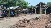 Lapak Dagangan Tiba-tiba Ambruk, Tiga Pedagang Menderita Luka di Punggung dan Leher