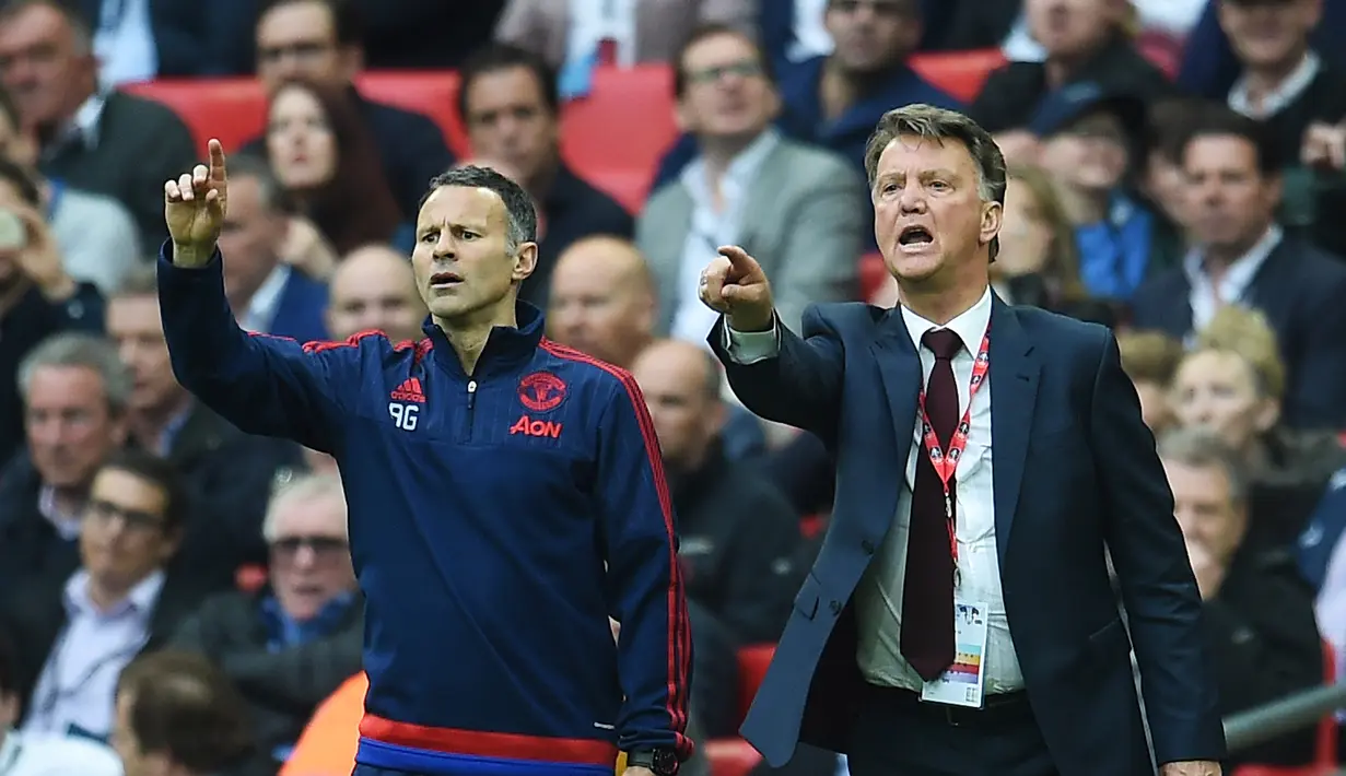 Louis Van Gaal (kanan) dan asisten pelatih, Ryan Giggs (kiri) didepak dan mundur dari Manchester United seiring datangnya Jose Mourinho. (EPA/Andy Rain)