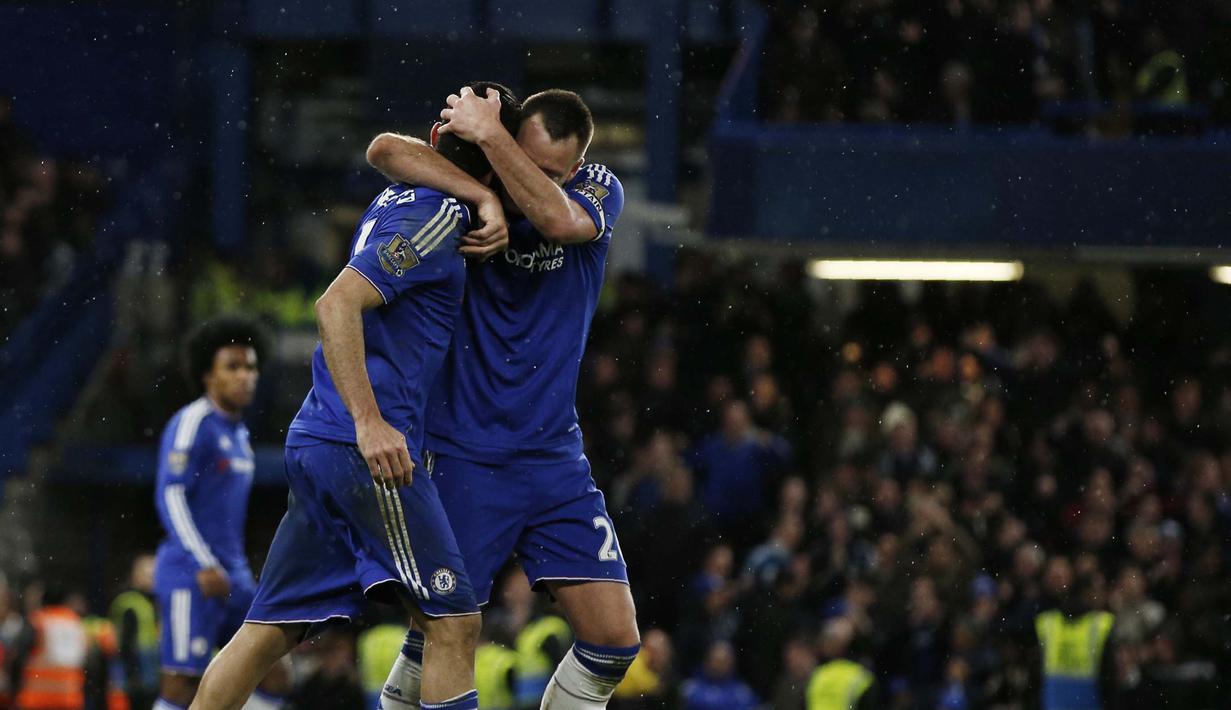 Pemain Chelsea,  Diego Costa (kiri) bersama rekannya John Terry merayakan gol ke gawang Manchester United pada lanjutan Liga Premier Inggris di Stadion Stamford Bridge, London, Senin (8/2/2016) dini hari WIB. (AFP/Adrian Dennis)