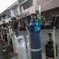 Antrean warga untuk mengisi ulang tabung oksigen di stasiun pengisian di kota Surabaya, Kamis (15/7/2021). Antrean yang terjadi di agen pengisian ulang oksigen itu disebabkan meningkatnya permintaan kebutuhan oleh warga. (Juni Kriswanto / AFP)