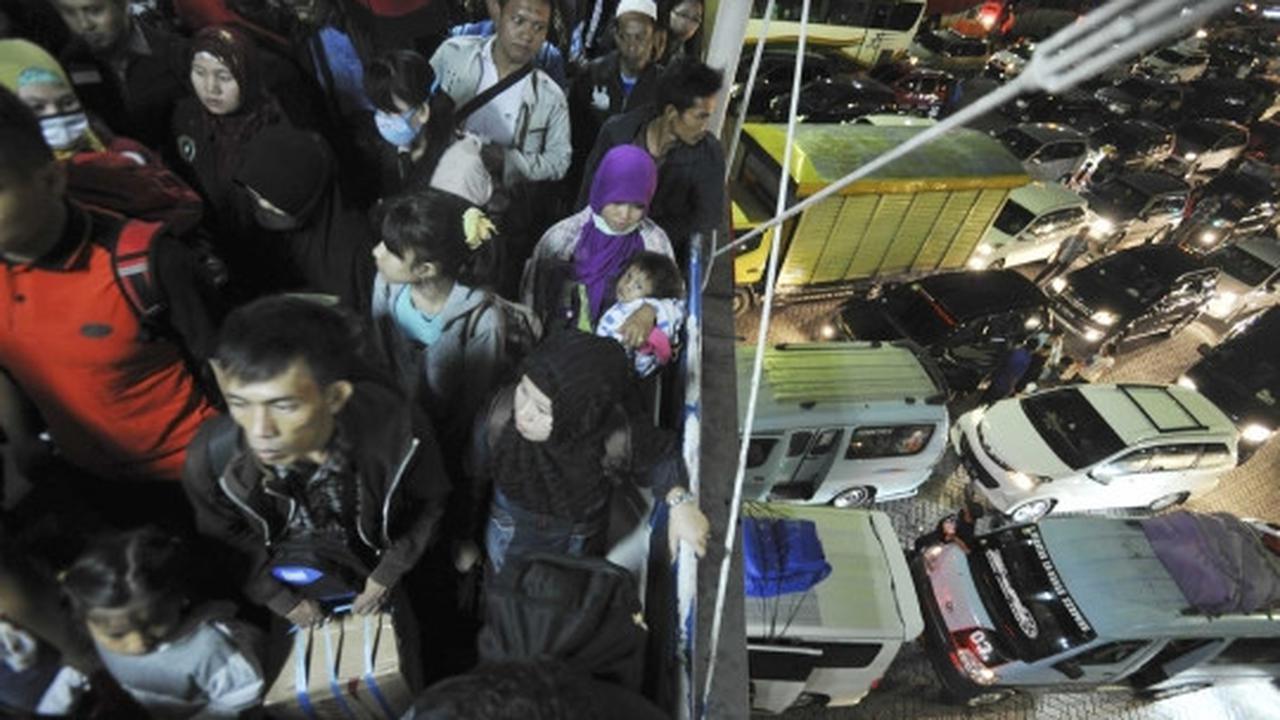Ribuan pemudik padati Pelabuhan Merak