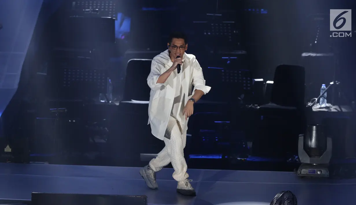 Penyanyi Afgansyah Reza atau Afgan menghibur penggemarnya saat menggelar konser bertajuk Dekade di Istora Senayan, Jakarta, Jumat (8/8/2019). Konser ini merupakan penanda 10 tahun penyanyi Afgansyah Reza di industri musik Indonesia. (Liputan6.com/Angga Yuniar)