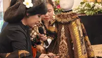 Anne Avantie Ubah Kain Perca Batik Jadi Jubah Kanak-Kanak Yesus untuk Misi Perdamaian di Praha