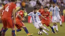 Pemain Argentina, Lionel Messi mencoba melewati para pemain Cile pada Final Copa America Centenario 2016 di Stadion MetLife, AS, Senin (27/6/2016). (Mandatory Credit: Adam Hunger-USA TODAY Sports)