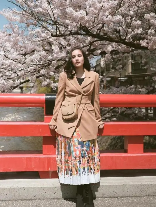 Chelsea Islan tampak menawan dengan padanan oversize blazer dengan rok plisket putih bermotif. @chelseaislan.