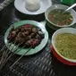 Berkunjung ke Cirebon pasti kurang pas tanpa menyicipi sajian empal. Lalu mana yang lebih lezat? Empal Gentong atau Empal Asam? (Liputan6.com/ Akbar Muhibar)