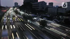 Suasana kemacetan arus kendaraan di Jalan Gatot Subroto, Jakarta, Selasa (9/6/2020). Masa PSBB Transisi yang memperbolehkan karyawan di perkantoran kembali bekerja menyebabkan ruas jalan Ibu Kota kembali macet dan semrawut saat jam pulang kerja. (merdeka.com/Iqbal S Nugroho)