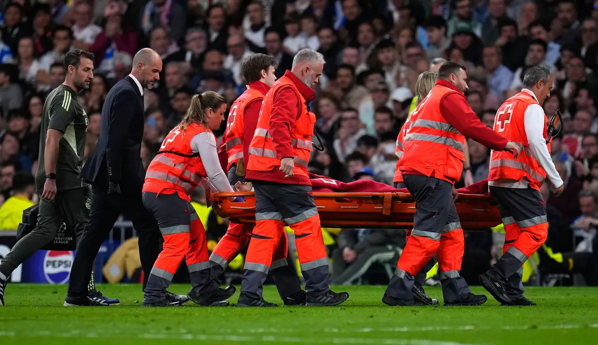 Pemain berkebangsaan Spanyol tersebut kemudian ditandu ke luar lapangan dengan mendapat tepuk tangan meriah dari penonton. (AP Photo/Manu Fernandez)