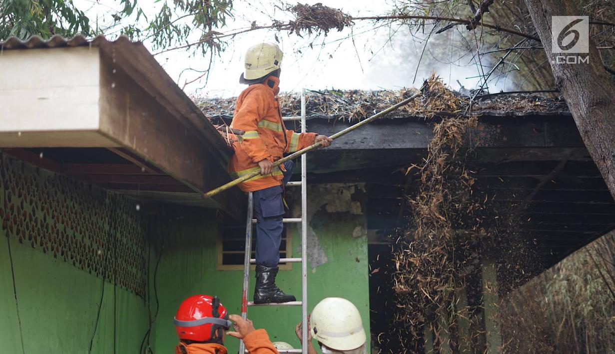 Petugas berusaha memamkan api yang membakar area kantin kampus Institut Ilmu Sosial dan Ilmu Politik (IISIP), Jakarta, Sabtu (24/8/2019). Enam unit mobil pemadam kebakaran dikerahkan untuk memadamkan api yang melahap bangunan tersebut. (Liputan6.com/Immanuel Antonius)