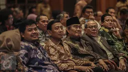 Menko Polhukam Wiranto (ketiga kiri) menghadiri kegiatan Outlok 2017 atau Refleksi Akhir Tahun yang diselenggarakan oleh DKPP di Jakarta, Rabu (14/12). Kegiatan evaluasi dan proyeksi DKPP dibuka Wiranto. (Liputan6.com/Faizal Fanani)