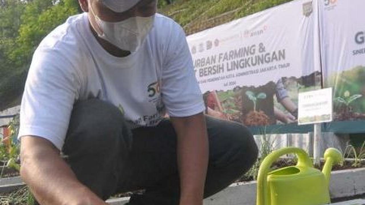 Kegiatan ini sekaligus untuk menciptakan lingkungan yang hijau dan asri di sekitar KBT. Foto: merdeka.com / Imam Buhori<br>