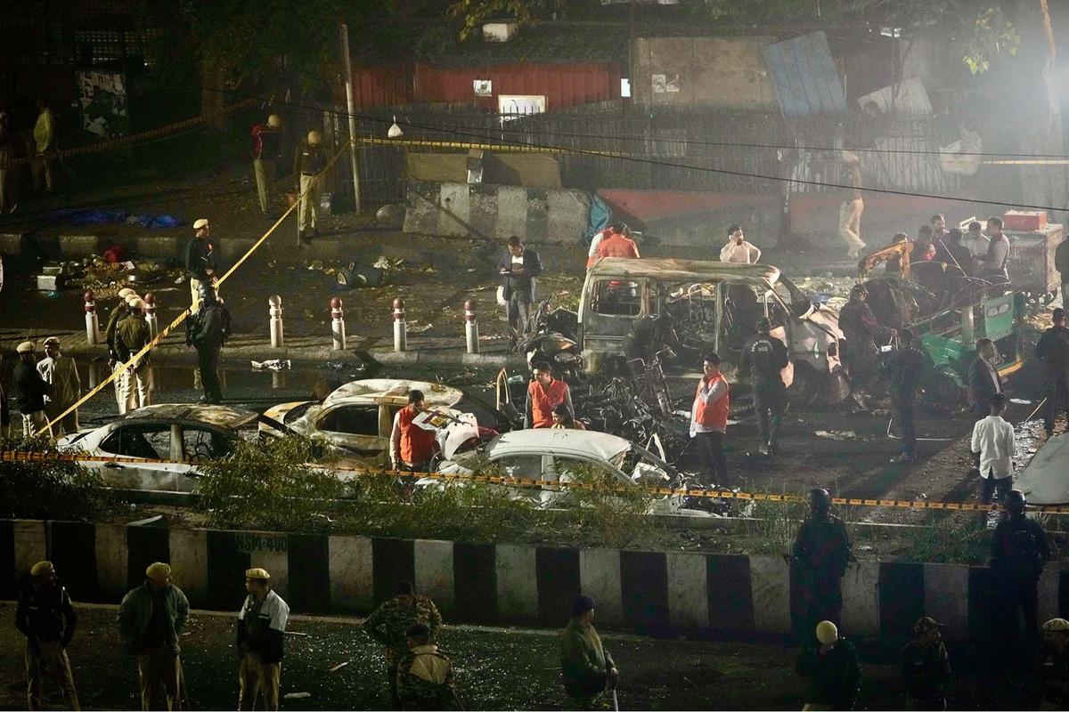 FOTO:  Ledakan Bom Mobil Guncang Delhi, 10 Tewas di Dekat Benteng Merah
