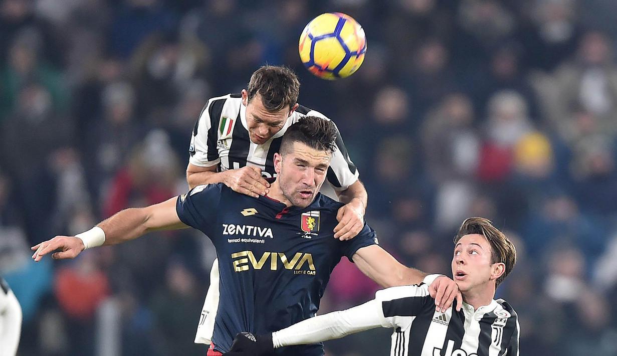 Bek Juventus, Stephan Lichtsteiner, duel udara dengan pemain Genoa, Andrej Galabinov, pada laga Coppa Italia di Stadion Allianz, Turin, Kamis (21/12/2017). Juventus menang 2-0 atas Genoa. (AP/Alessandro di Marco)