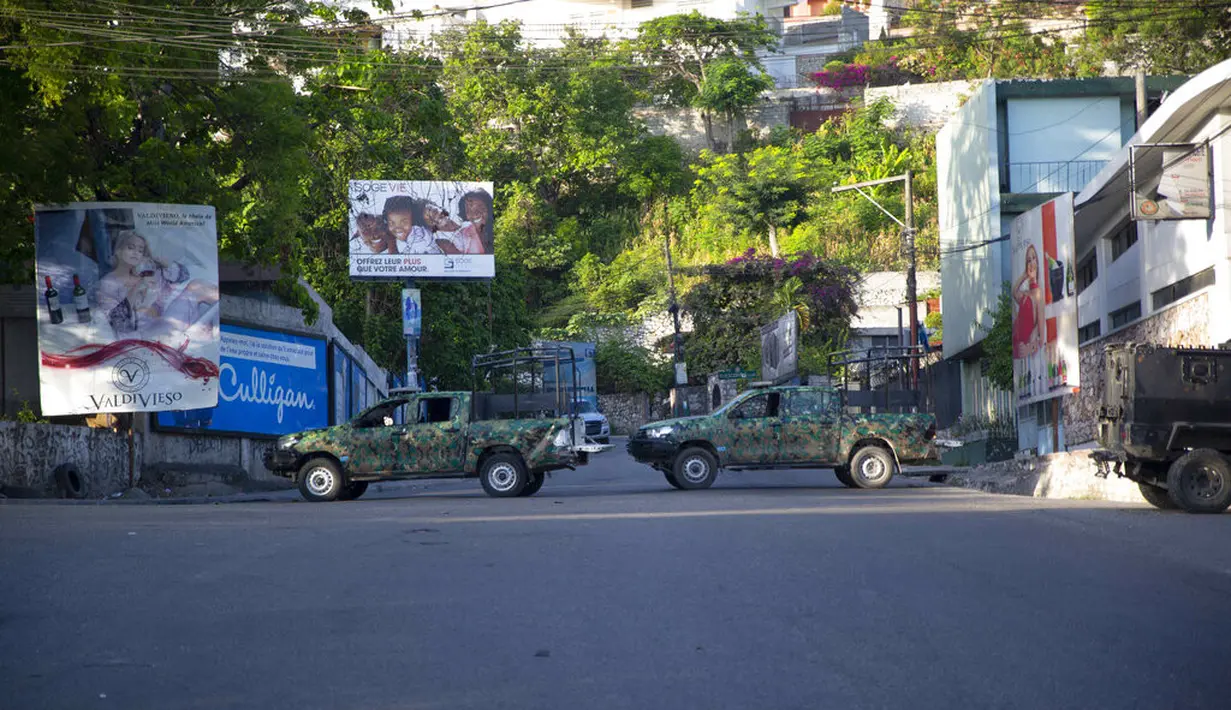 Kendaraan militer memblokir pintu masuk ke Petion Ville, lingkungan mendiang Presiden Haiti Jovenel Moise tinggal di Port-au-Prince, Haiti (7/7/2021).  Negara berpenduduk lebih dari 11 juta orang itu semakin tidak stabil dan mengklaim tidak puas di bawah kepemimpinan Moise. (AP Photo/Joseph Odelyn)