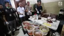 Kapolres Metro Jakarta Barat, Hengky Haryadi menunjukkan barang bukti bahan pembuat sabu di Perum Metland, Cipondoh, Tangerang, Rabu (8/8). Polisi menetapkan satu tersangka Antonius Wongso sebagai pembuat dan distribusi sabu. (Liputan6.com/Fery Pradolo)