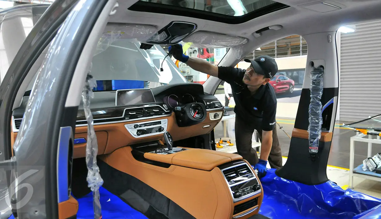 Pekerja merakit bagian BMW jenis All New 730 Li di Jakarta, Rabu (30/11). Kendaraan BMW yang dirakit di Indonesia memenuhi standar tinggi. (Liputan6.com/Angga Yuniar)