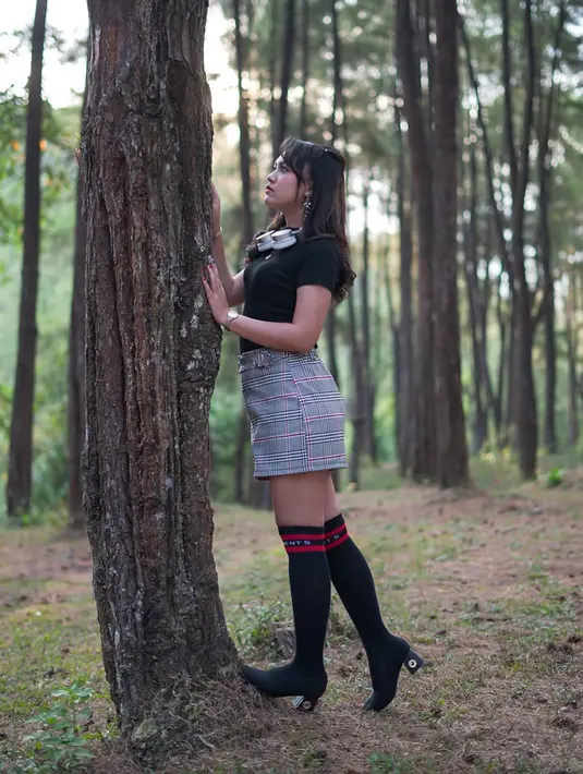 Meski terbilang masih muda Happy Asmara selalu memperhatikan penampilannya di berbagai kegiatan, termasuk saat berlibur. Kerap tampil modis dan memukau, tak sedikit orang yang terinspirasi dengan gaya OOTD pemilik nama lengkap Heppy Rismanda Hendranata ini. (Liputan6.com/IG/happy_asmara77)