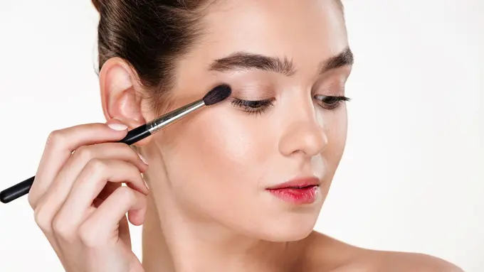 Tips makeup mata untuk remaja agar tampil natural & stylish (photo by freepik.com)